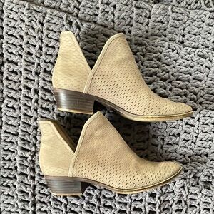Lucky brand beige ankle boots with v sides and short heels